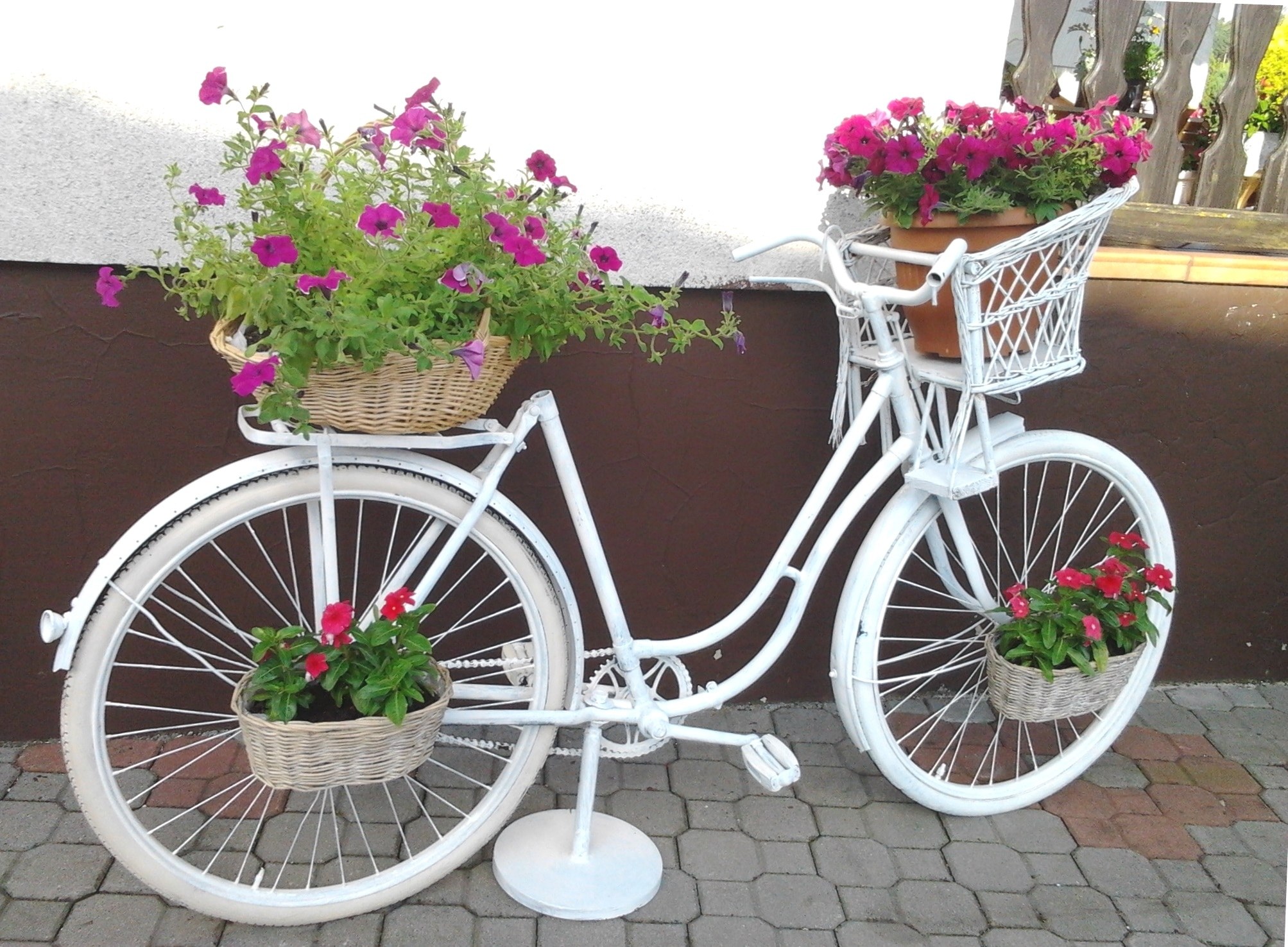 Старый велосипед с цветами — декоративная подставка для дачи