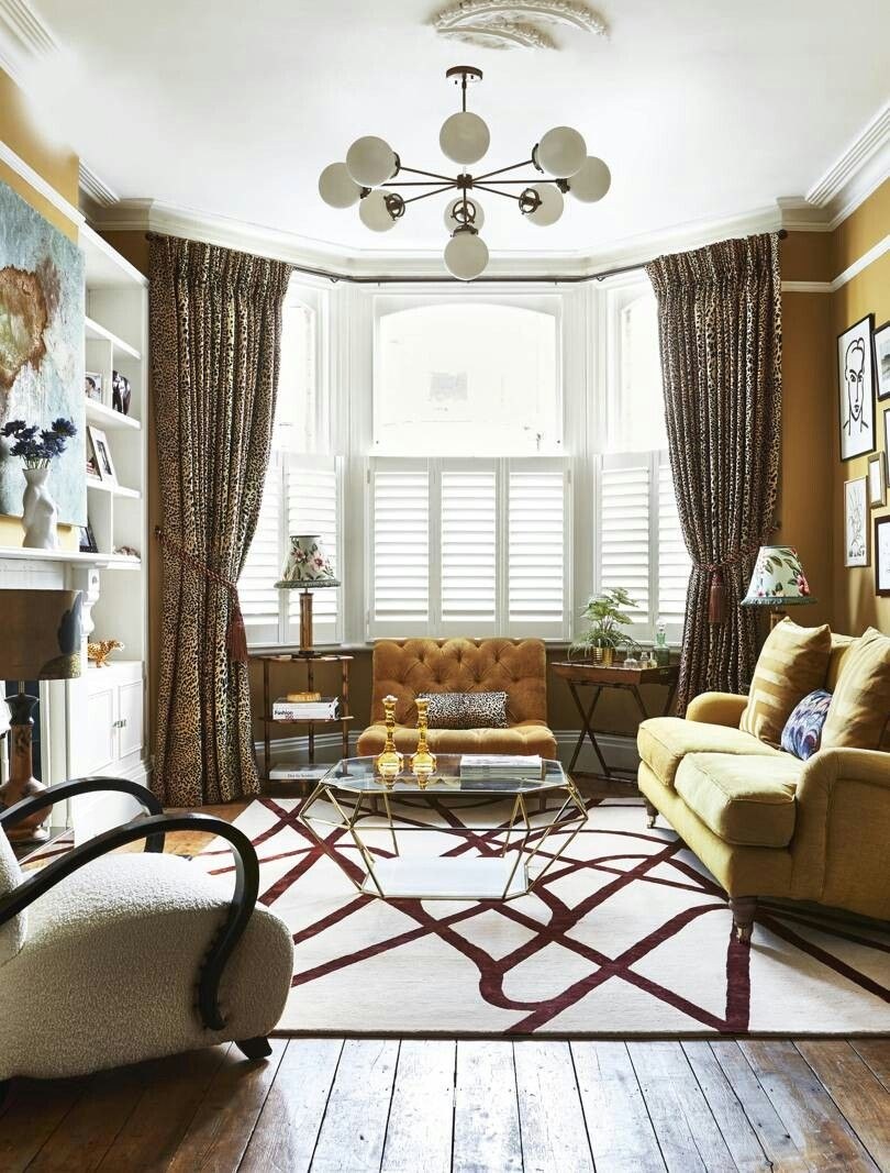 Интерьер комнаты с эркером