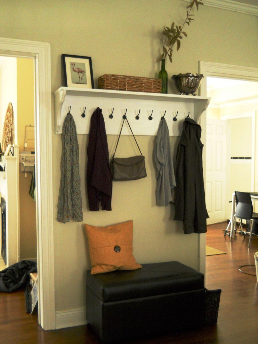 Стены в прихожей