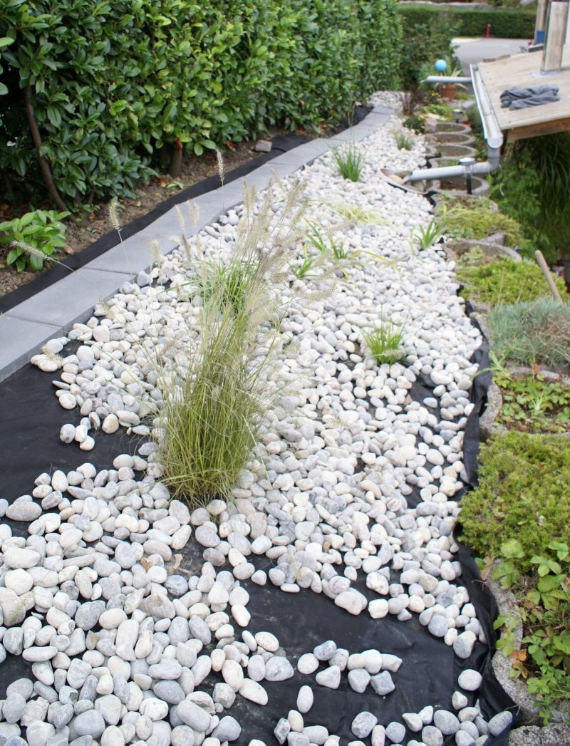 Мульчирование гранитной щебенкой