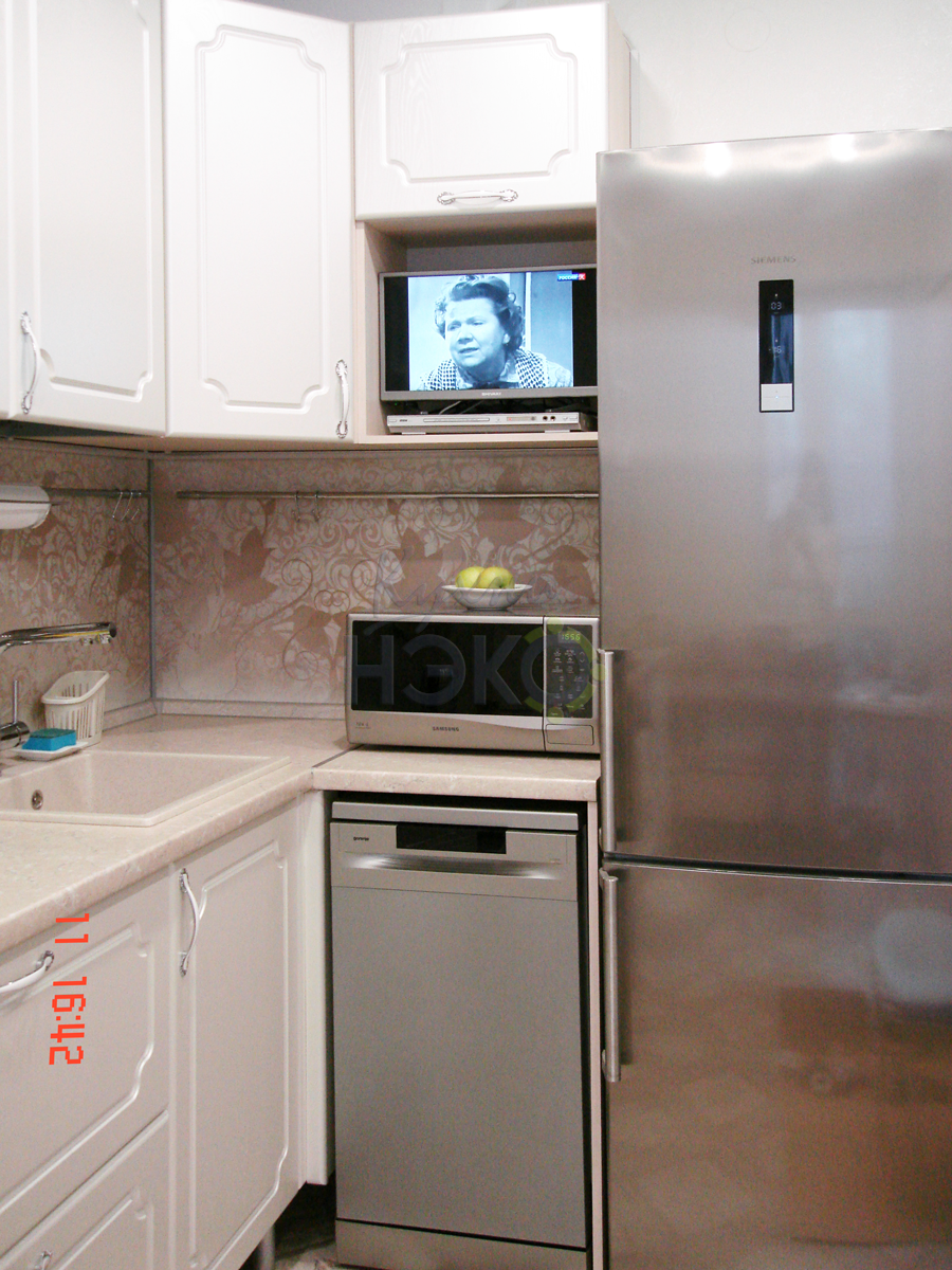 Бежевый холодильник в интерьере