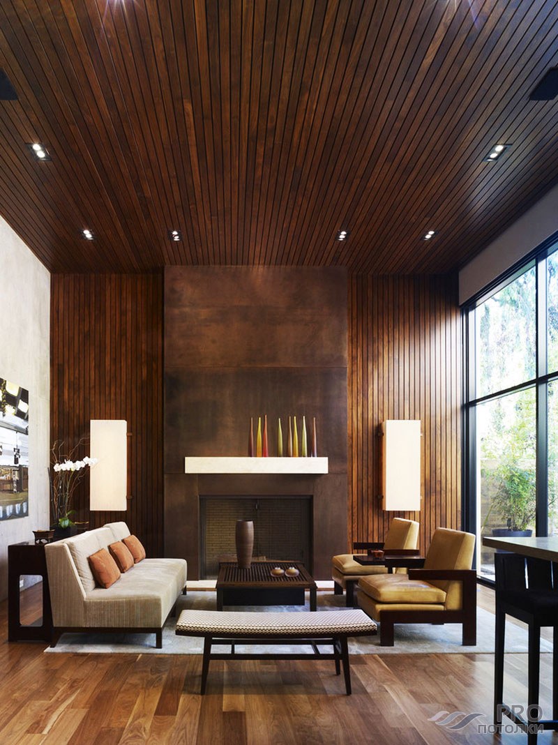 Потолок отделанный деревом