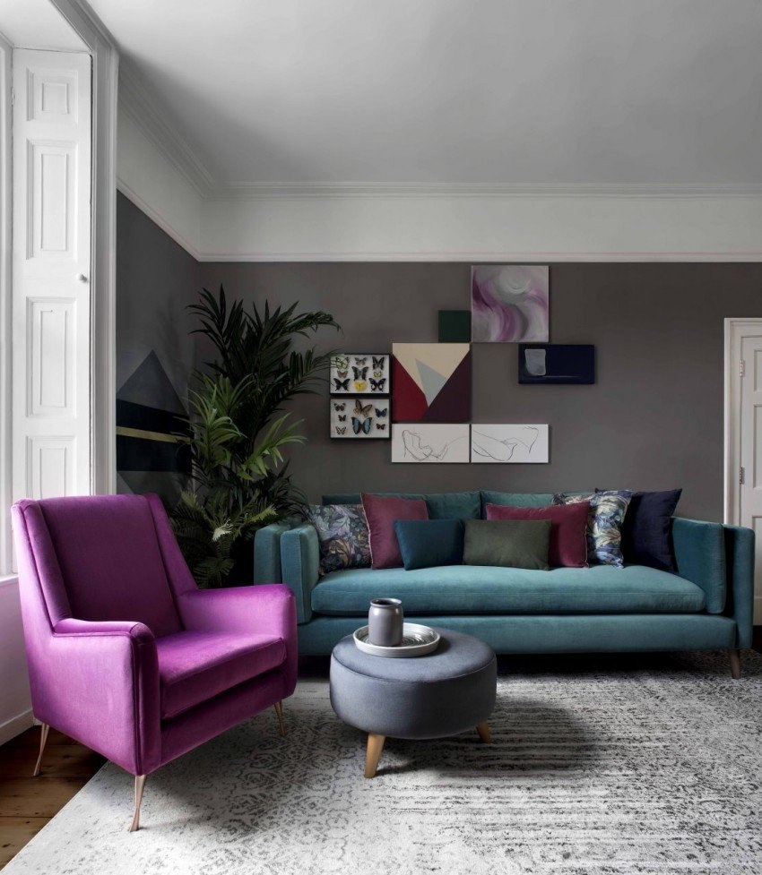 Интерьер гостиной в серо-фиолетовых тонах: роскошный дизайн в стандартной квартире