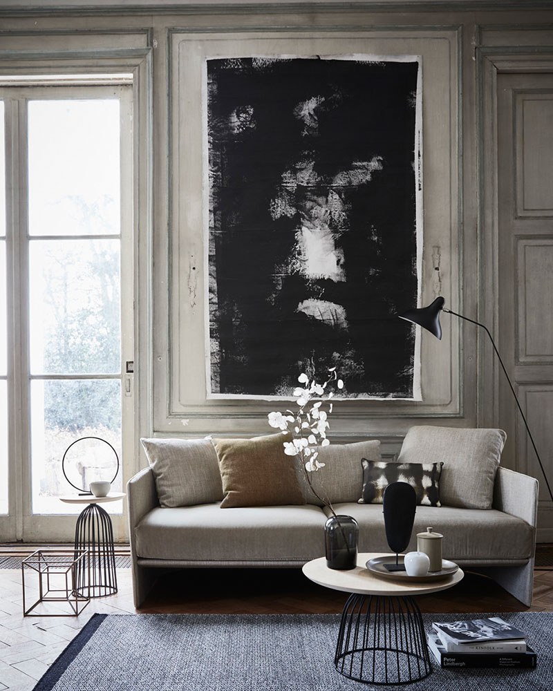 Монохром с деревом интерьер