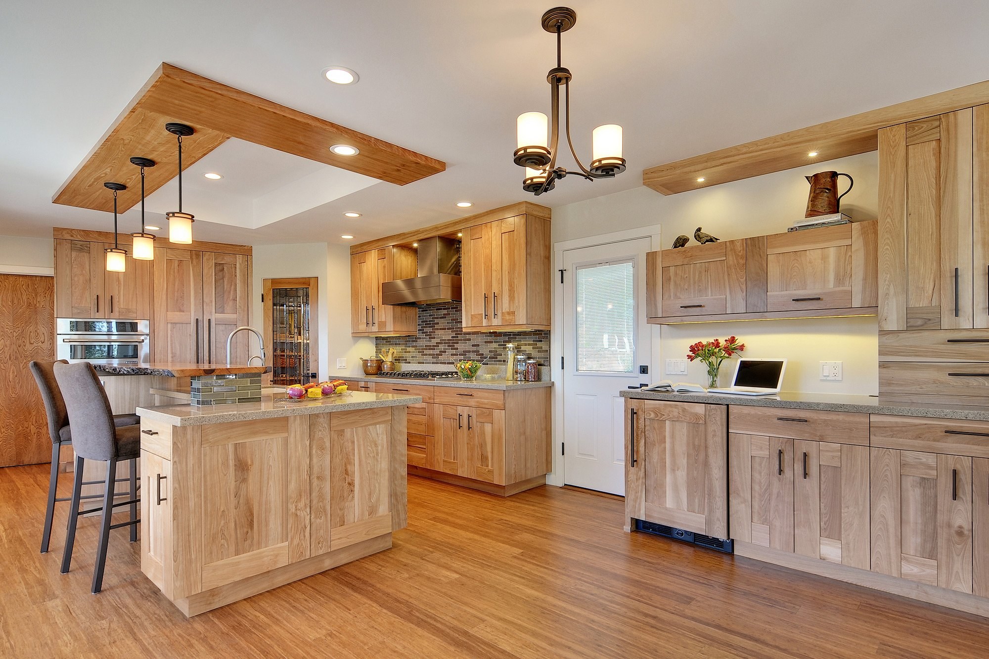 Кухня деревянная ремонт. Деревянная кухня. Деревянные кухни дизайнерские. Красивые деревянные кухни. Деревянные кухни в современном стиле.