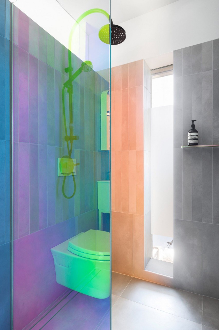 Радужное стекло в душевой