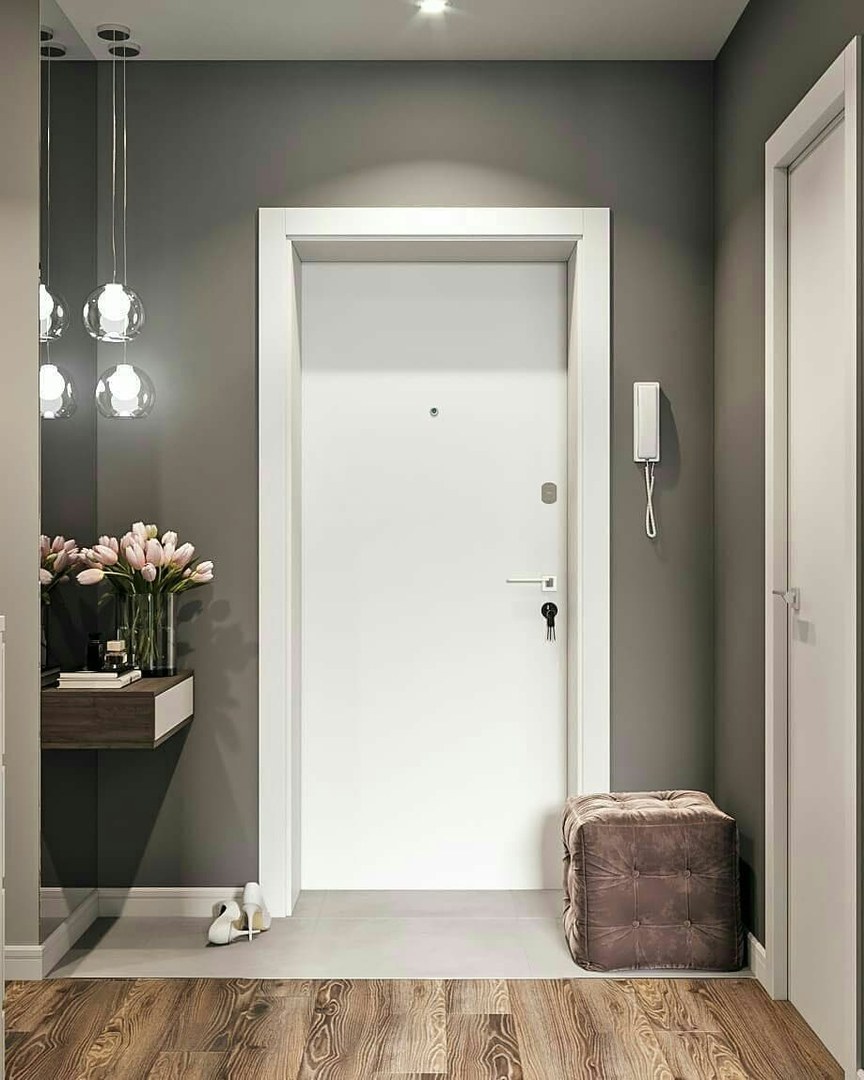 Входная дверь в прихожей