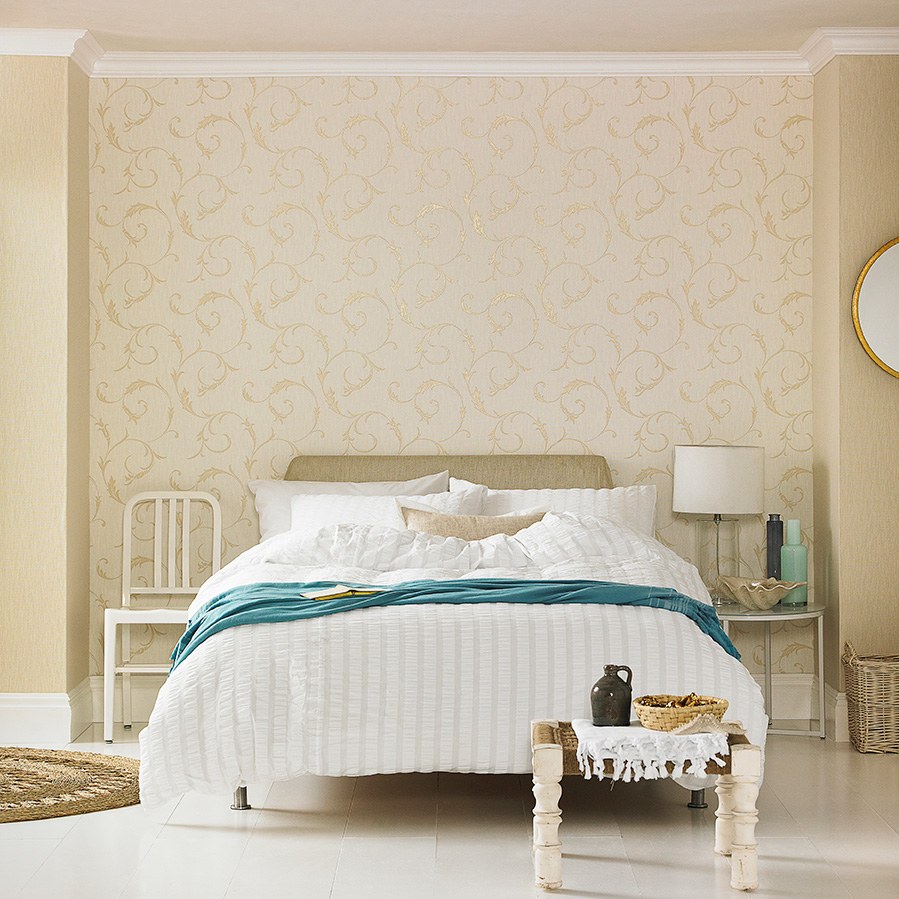Бело золотые обои в спальне