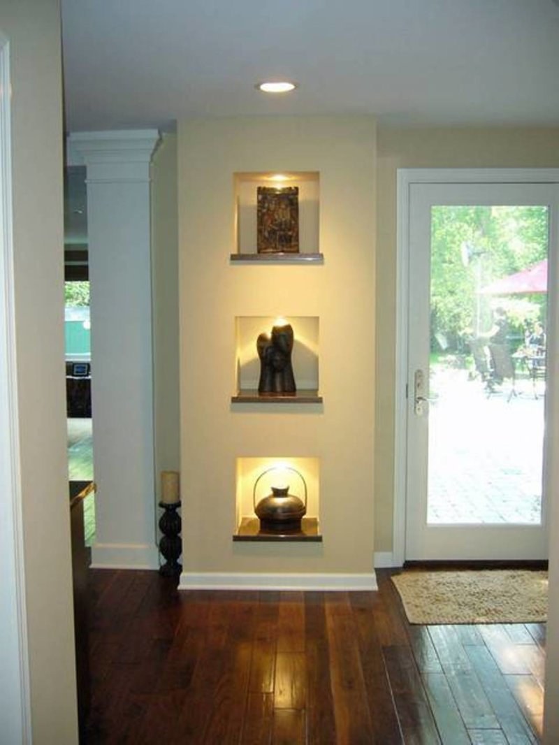 Встроенные полки в стене