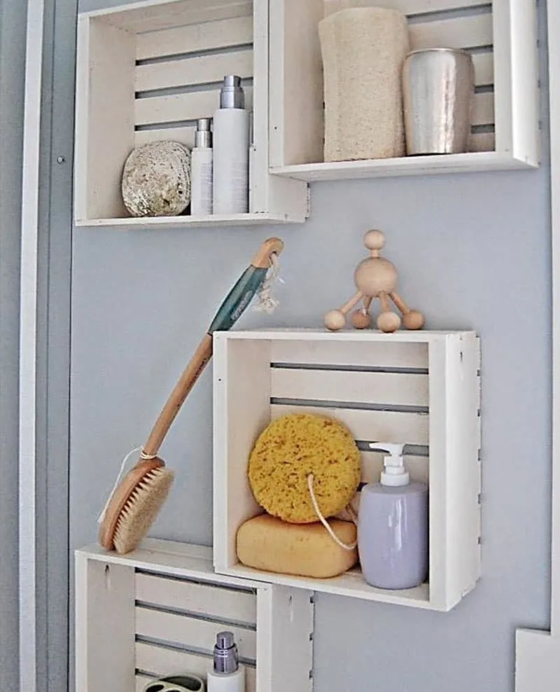 Деревянные полки в ванную комнату