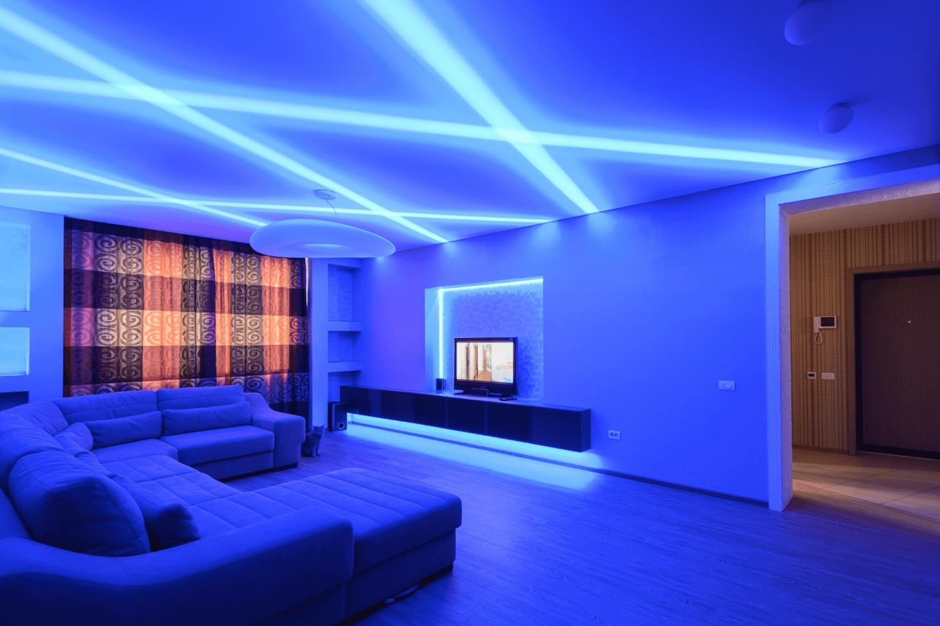 Светодиодные лампы в квартиру. Потолок с подсветкой. Неоновая подсветка потолка. Потолок с неоновой подсветкой. Декоративное освещение комнаты.