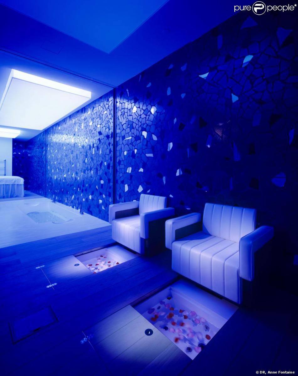 Красивые синие комнаты. Комната с синей подсветкой. Синяя подсветка для комнаты. Комната с голубой подсветкой. Шикарные комнаты с подсветкой.