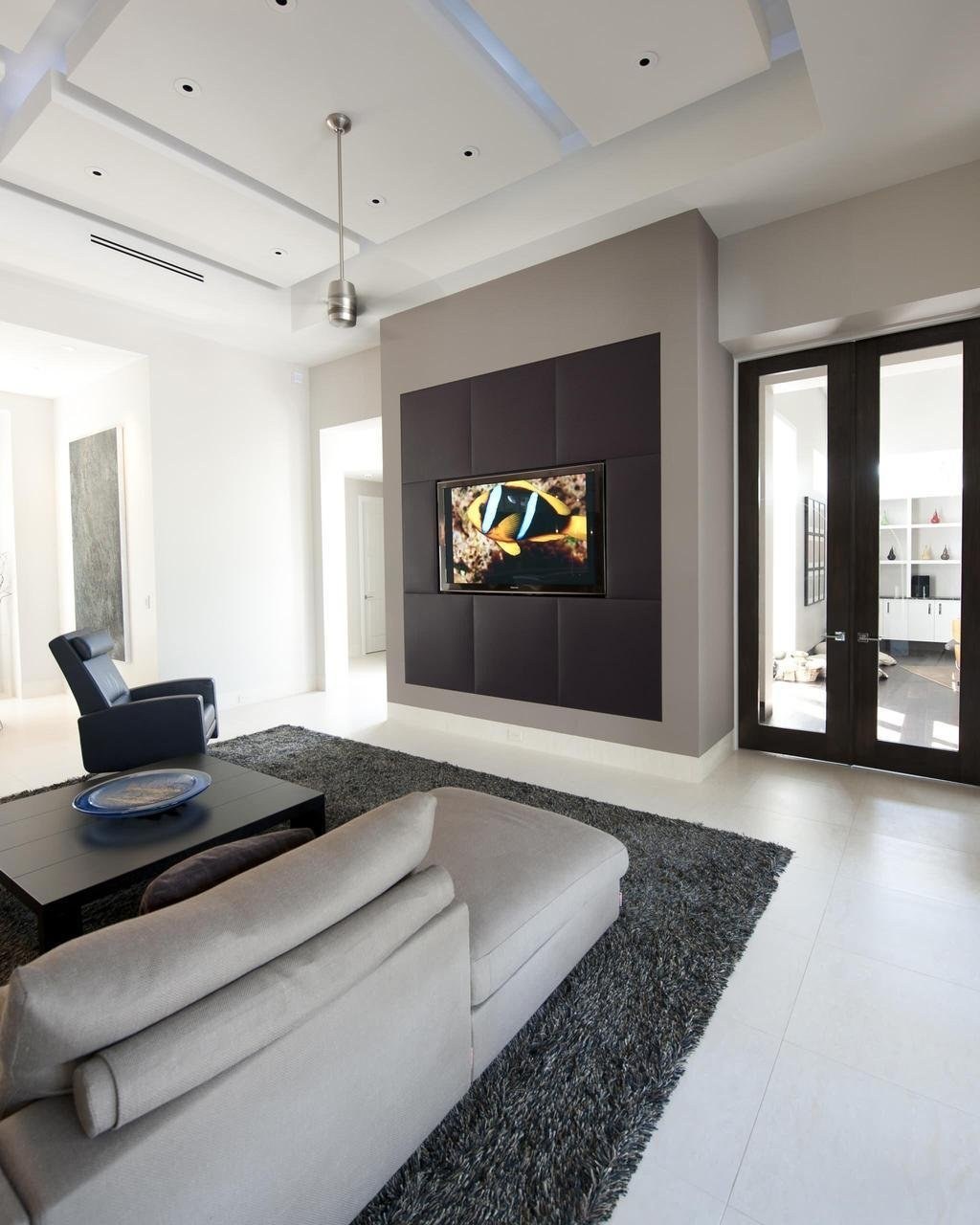 Современная стена с телевизором. Современный интерьер. Современная гостиная. Зона телевизора в гостиной. Гостиная в современном стиле.