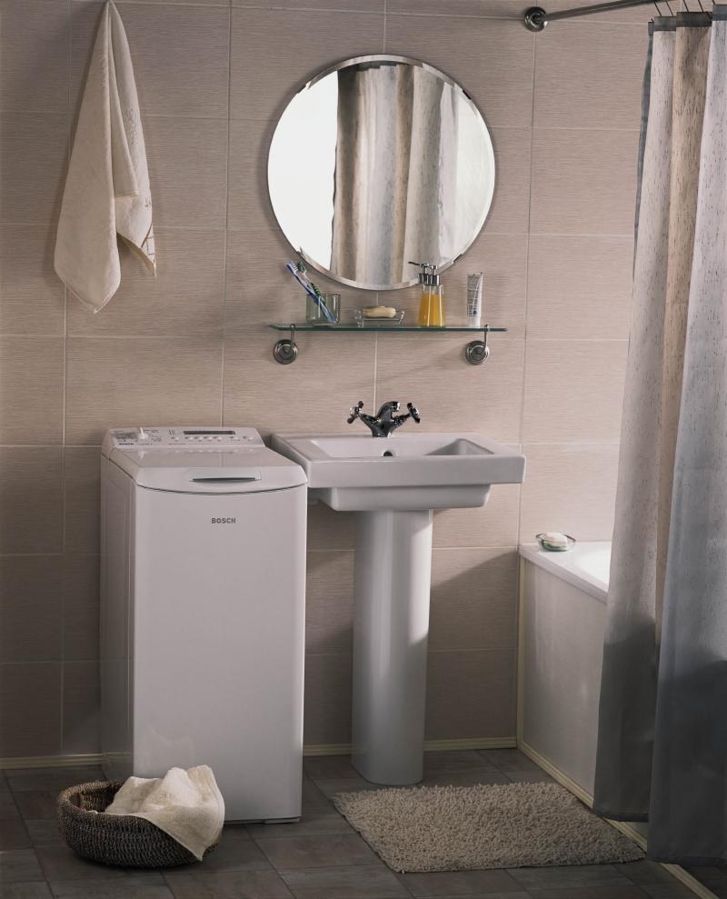 Вертикальная стиральная машина в интерьере