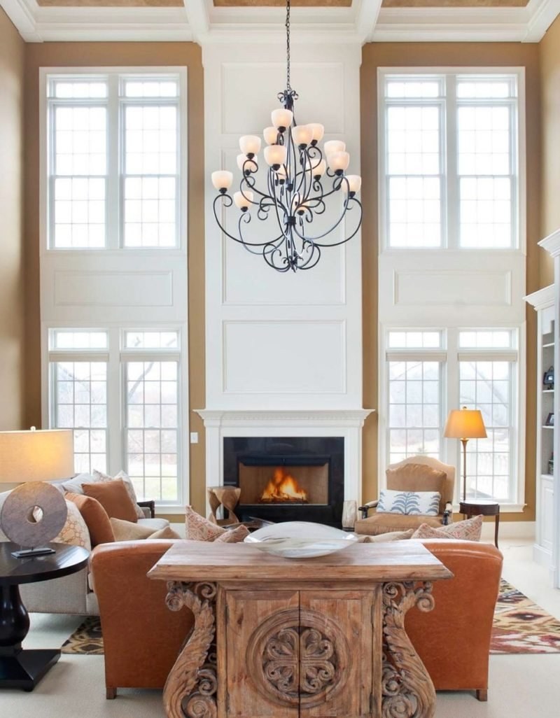 Камин между окнами в гостиной