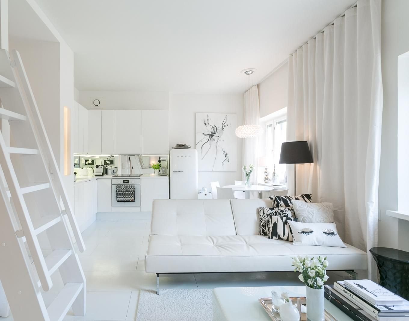 белый интерьер однокомнатной квартиры