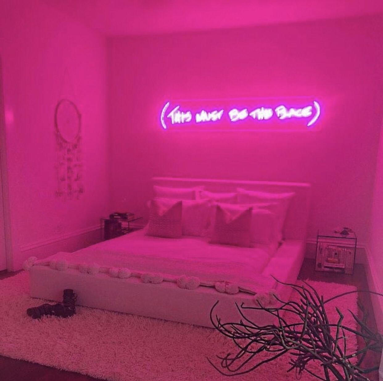 Вывески в комнату. Комната с розовой подсветкой. Неоновая подсветка в спальне. Неоновые украшения для комнаты. Неоноваявывеска вскомнату.