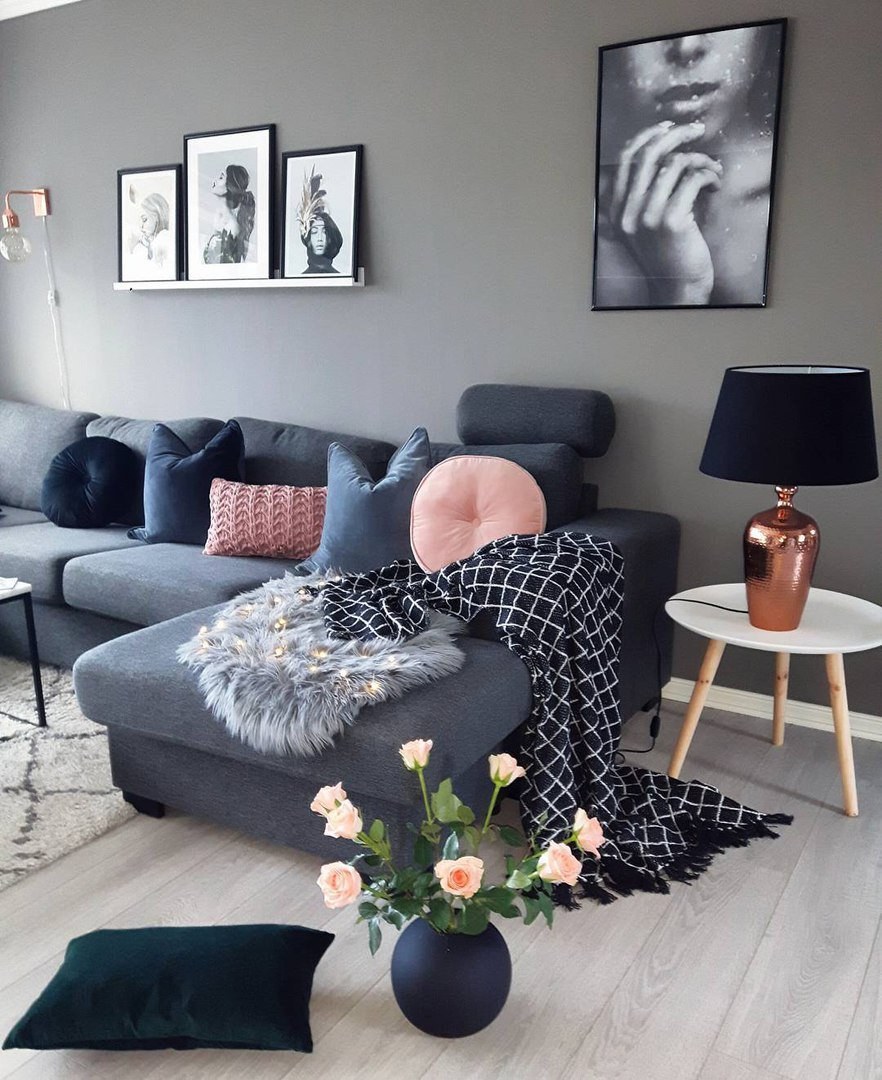 Комната с серым диваном