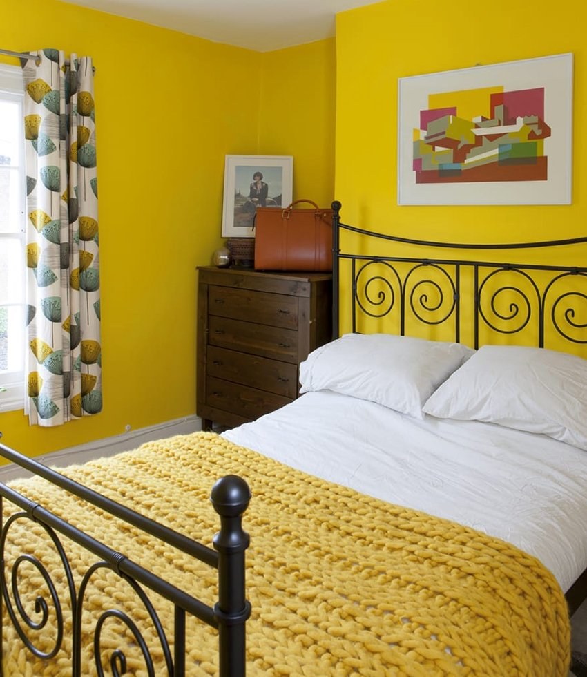 Комната в желтом цвете