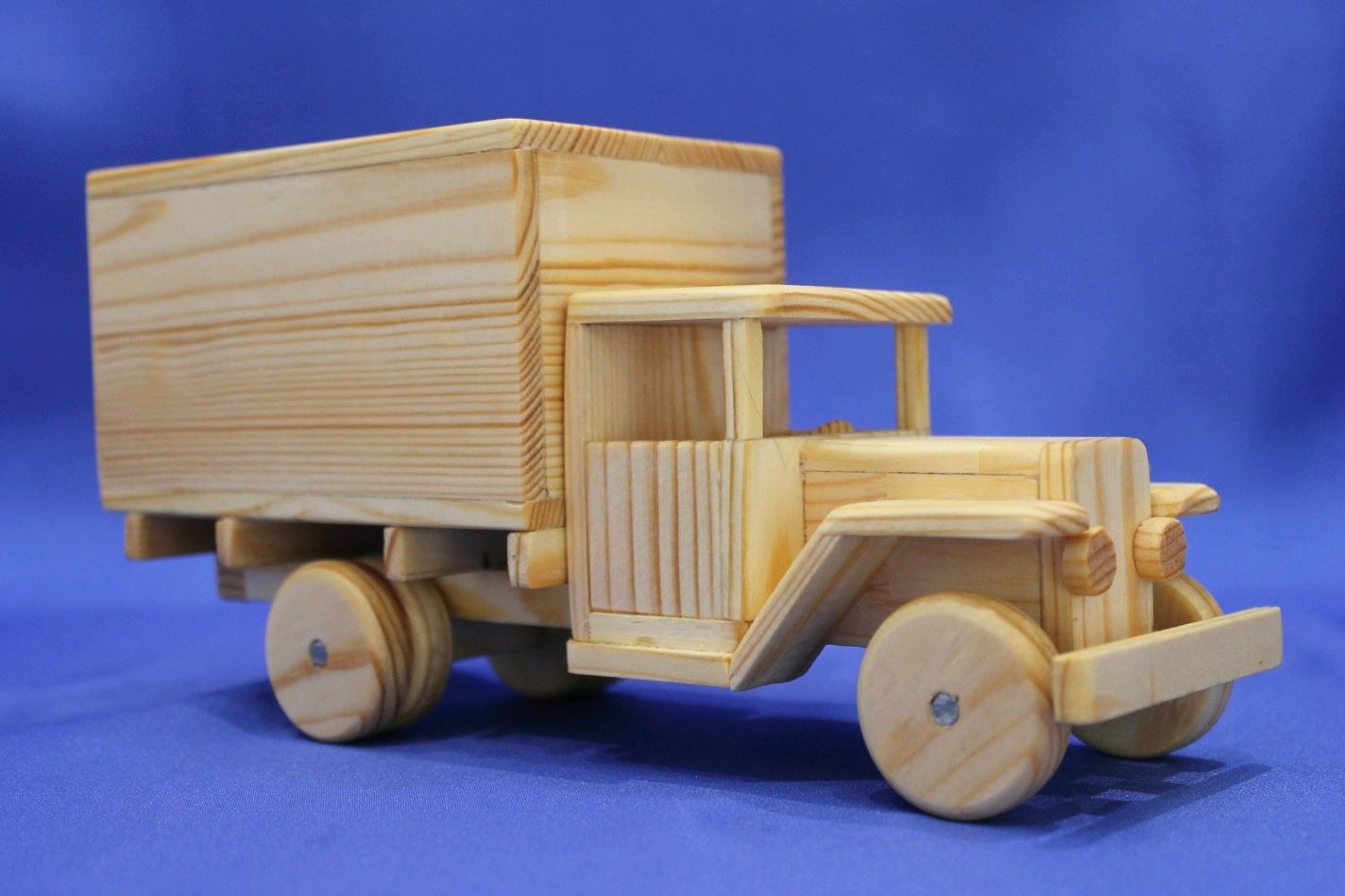 Сделай грузовичок. Деревянные машинки. Машина из дерева. Машина из дерева для детей. Деревянная машина для детской площадки.