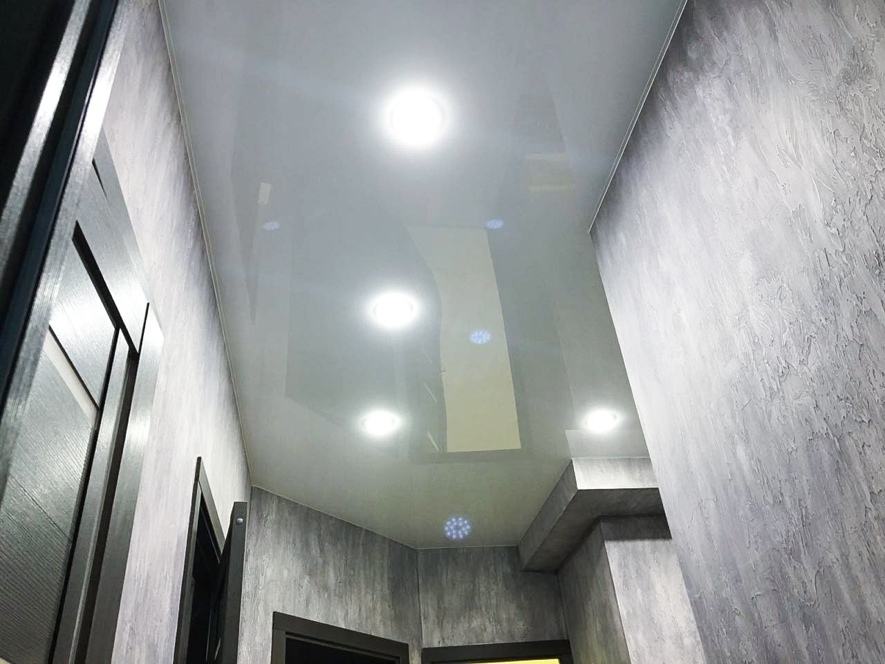 Светло серый натяжной потолок в интерьере фото