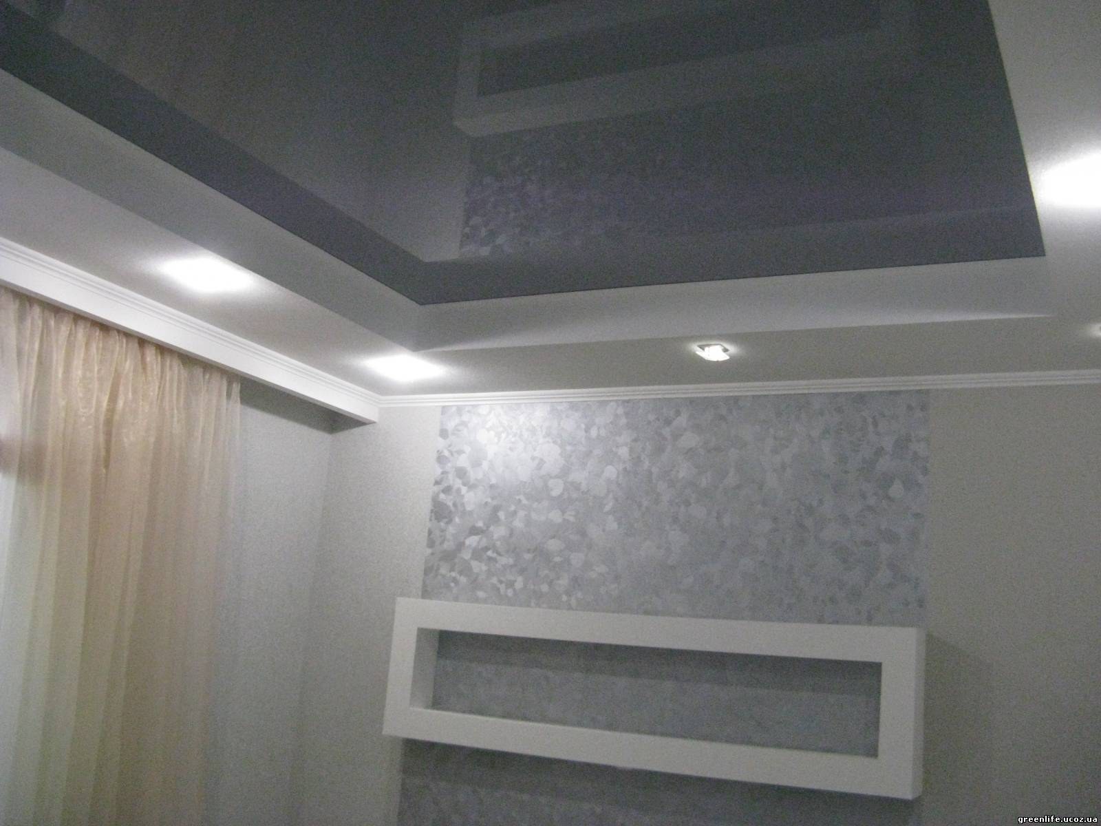 серый натяжной потолок в интерьере гостиной