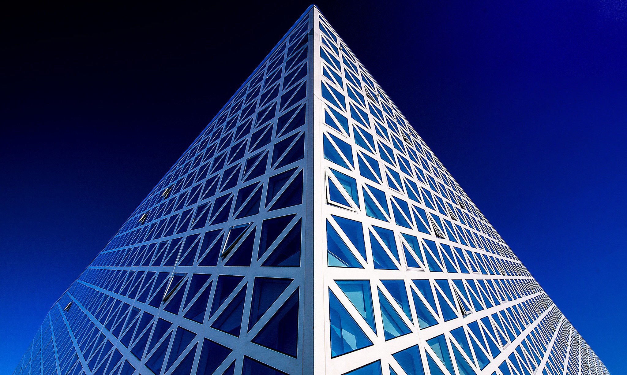 Архитектурная фотобаза photobuildings. Треугольные здания. Треугольники в архитектуре. Здание треугольник. Геометрические фигуры в архитектуре.