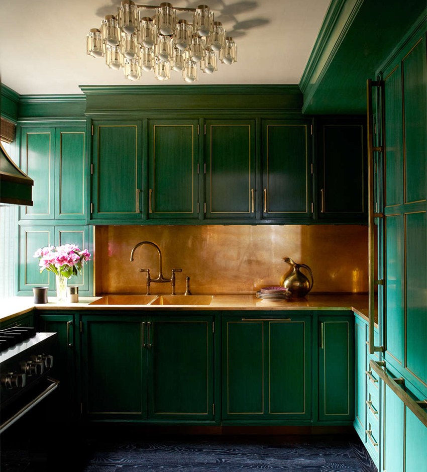 Черная кухня с зеленой плиткой