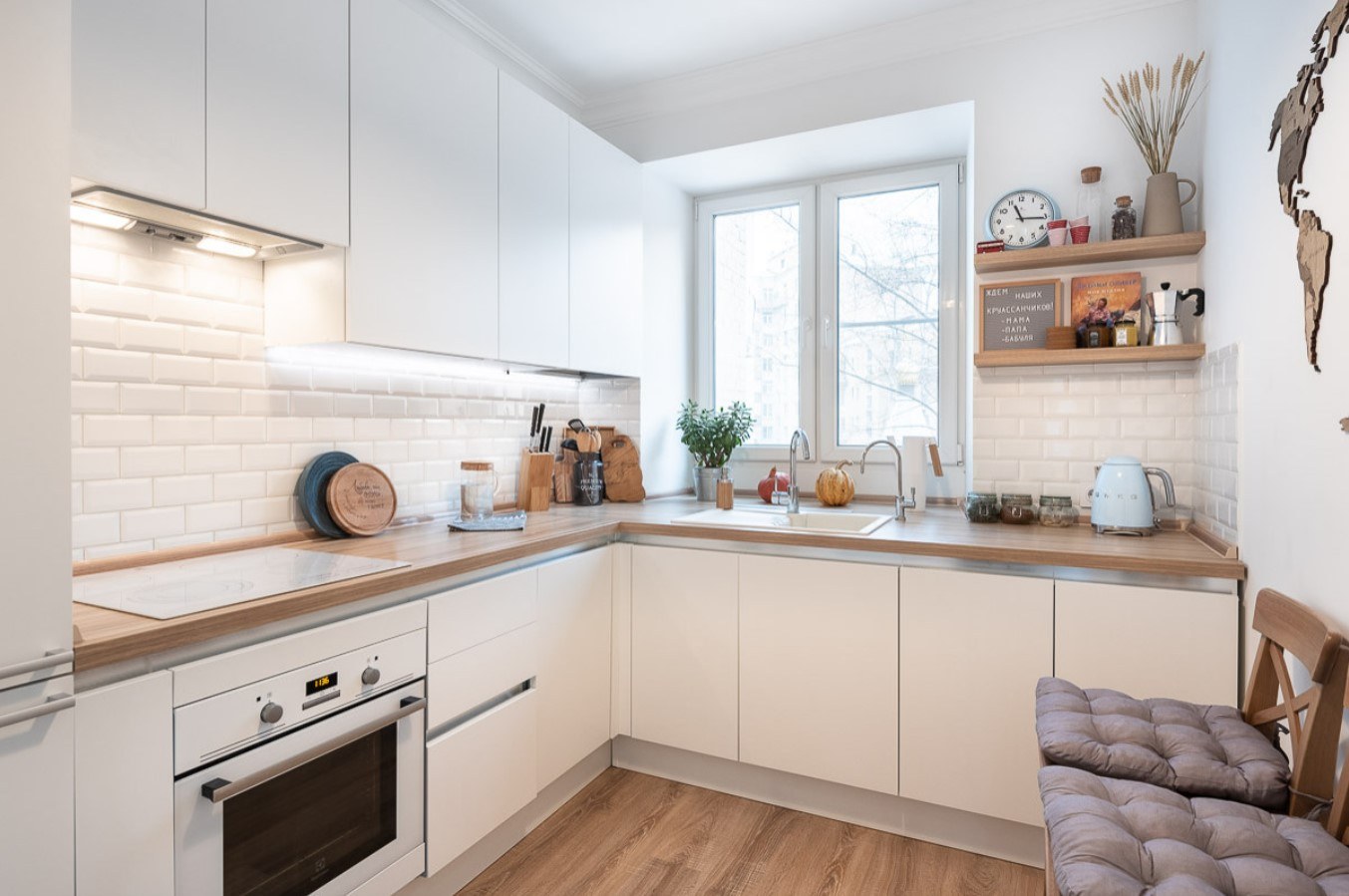 Белая кухня с деревянной столешницей интерьер