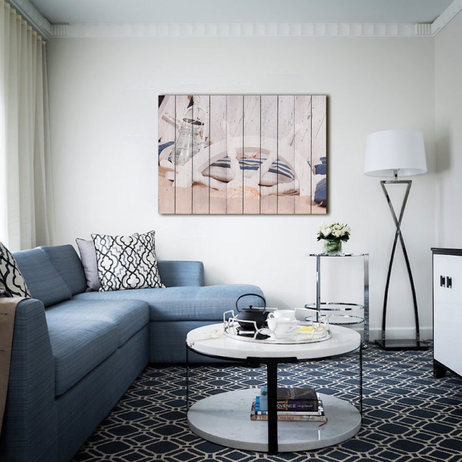 Гостиная с синим диваном