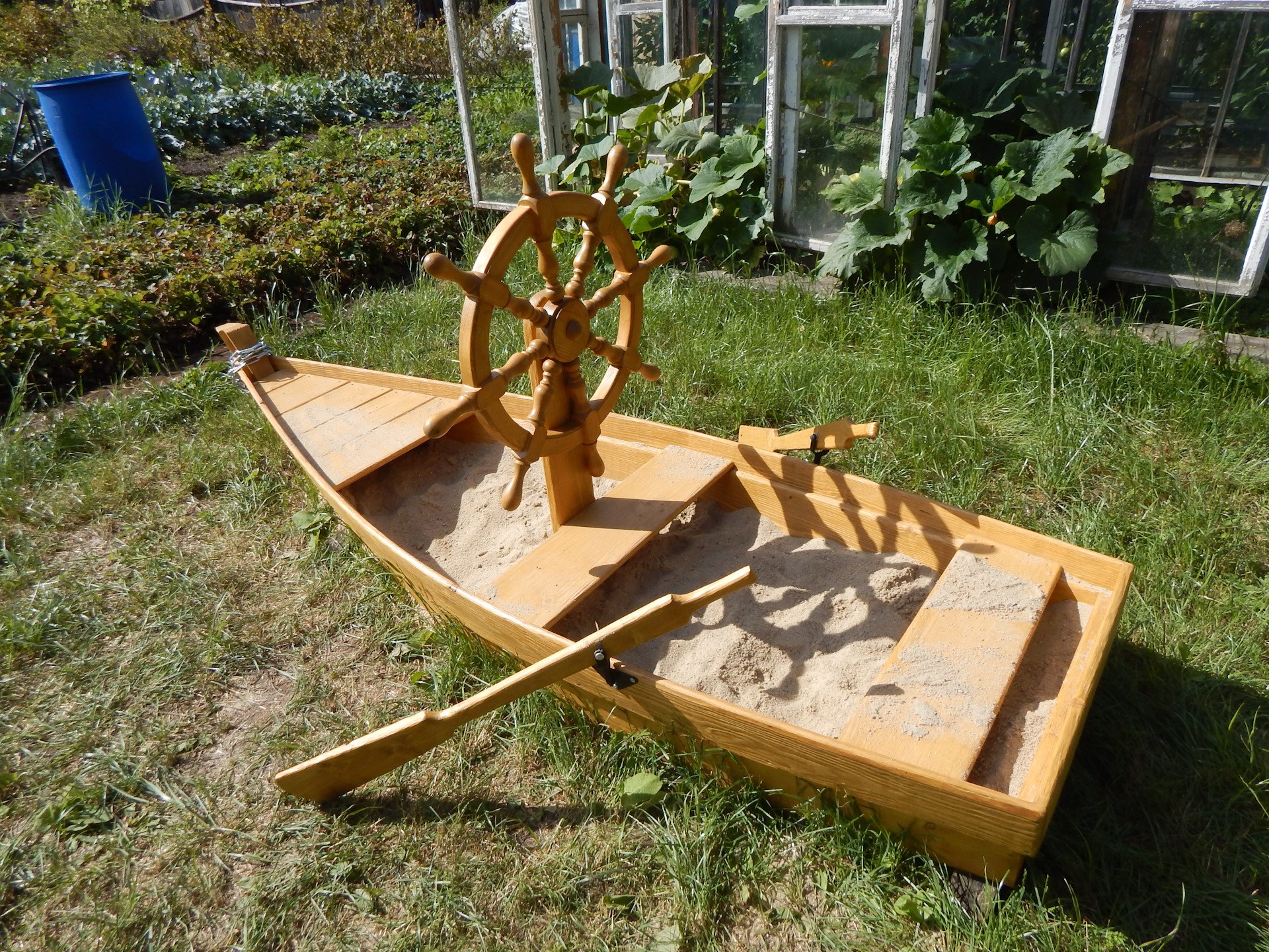 Деревянный корабль для детского сада