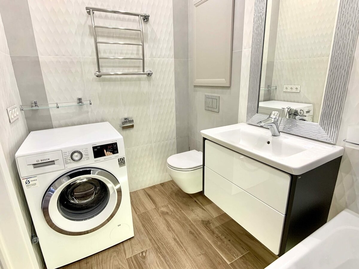 Современный дизайн ванной комнаты с туалетом и стиральной машиной фото
