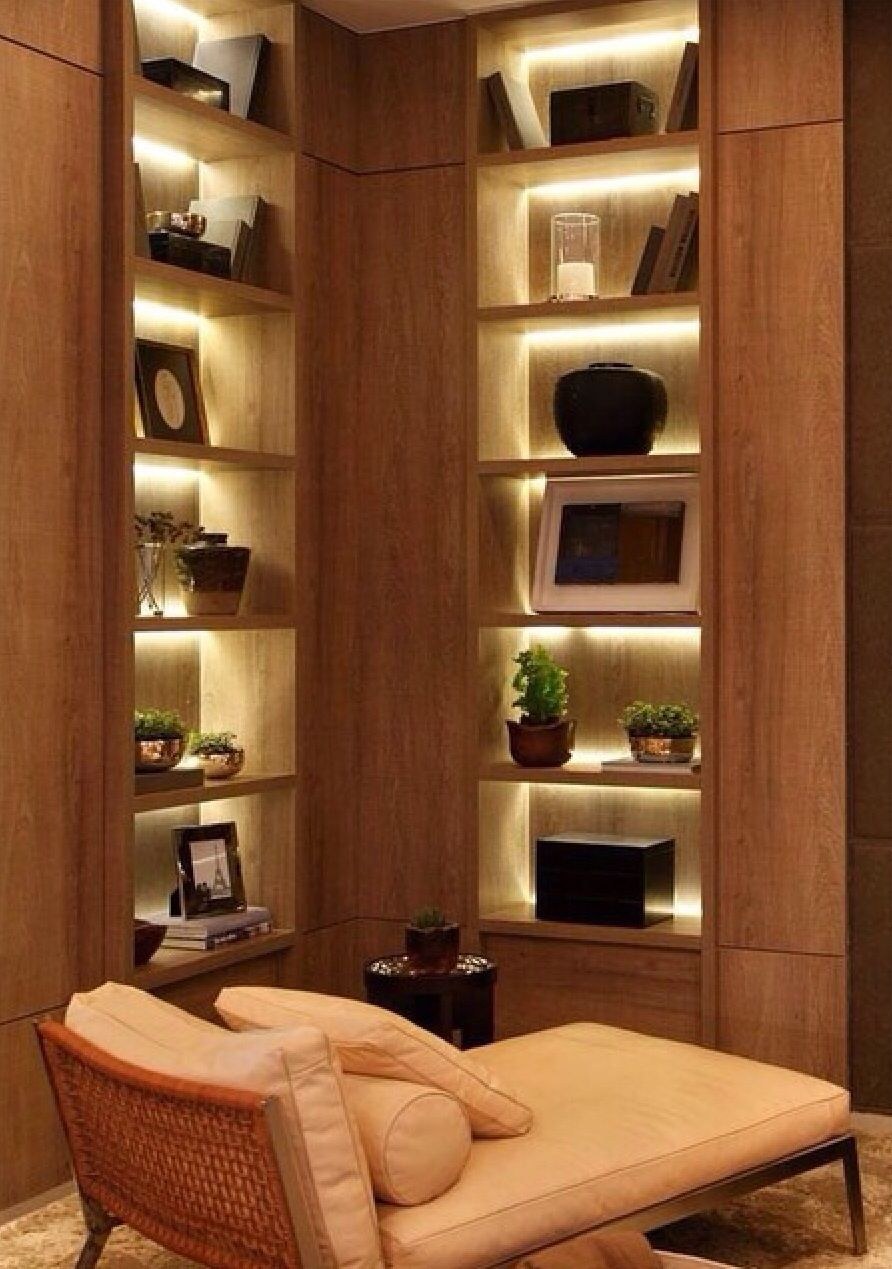 Книжный стеллаж с подсветкой