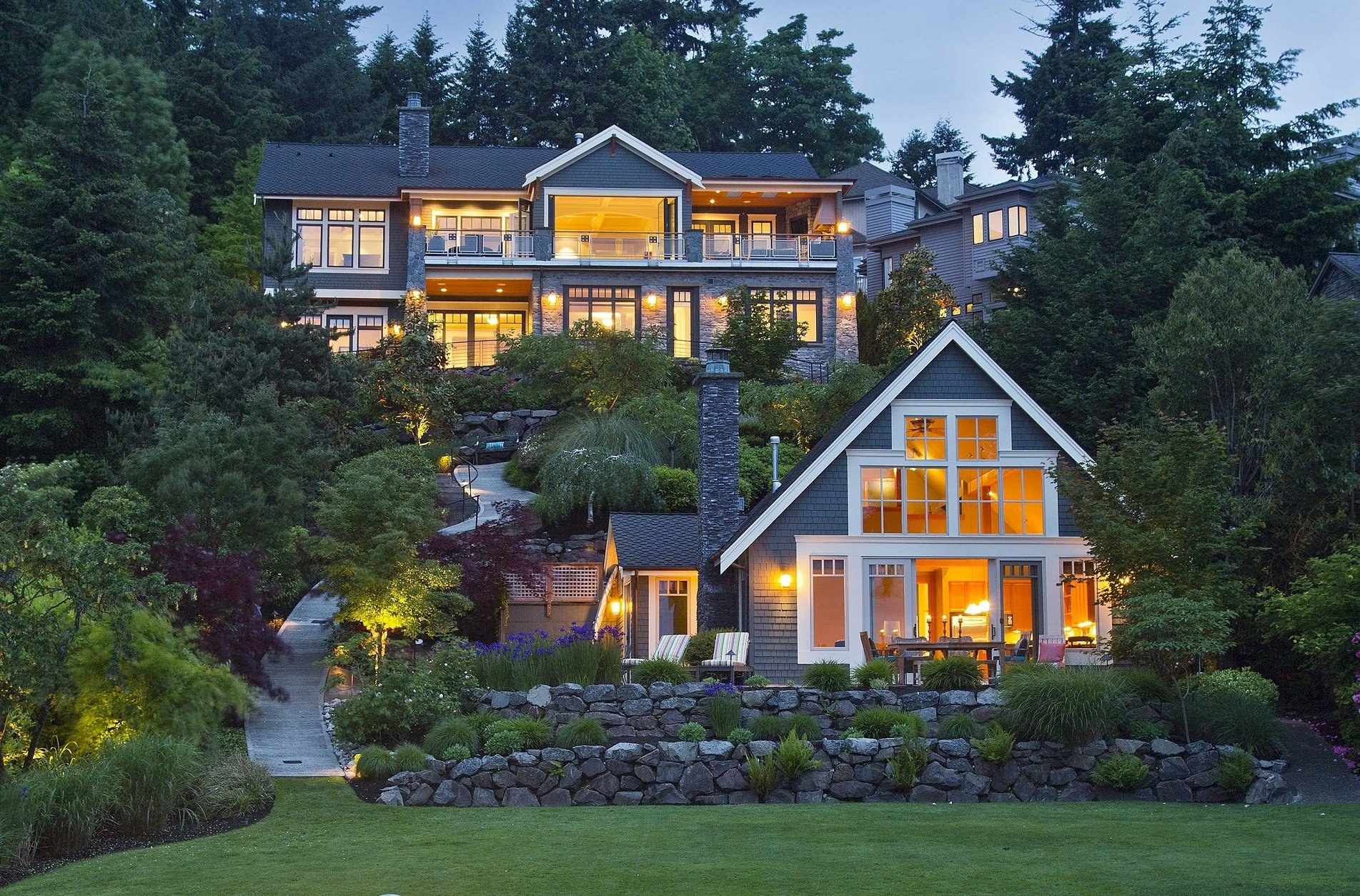 Красивые большие домики. Особняки в Сиэтле. Дом Гилбертов у озера. Красивый домик. Красивый загородный домик.
