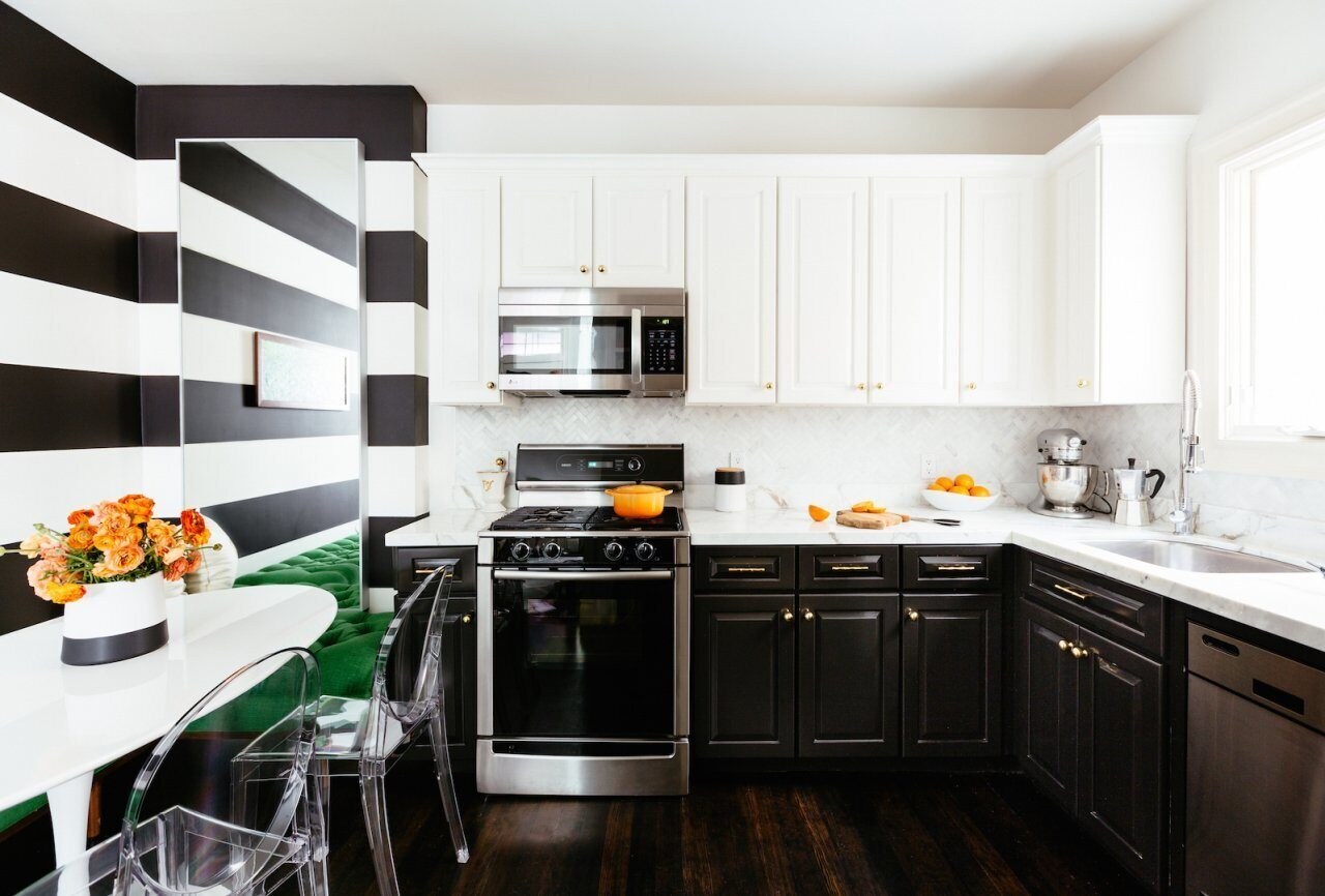 Кухни верх дизайн. Черноьзелая кухня. Черно белая кухня. Бело черная кухня. Стильные кухонные гарнитуры.