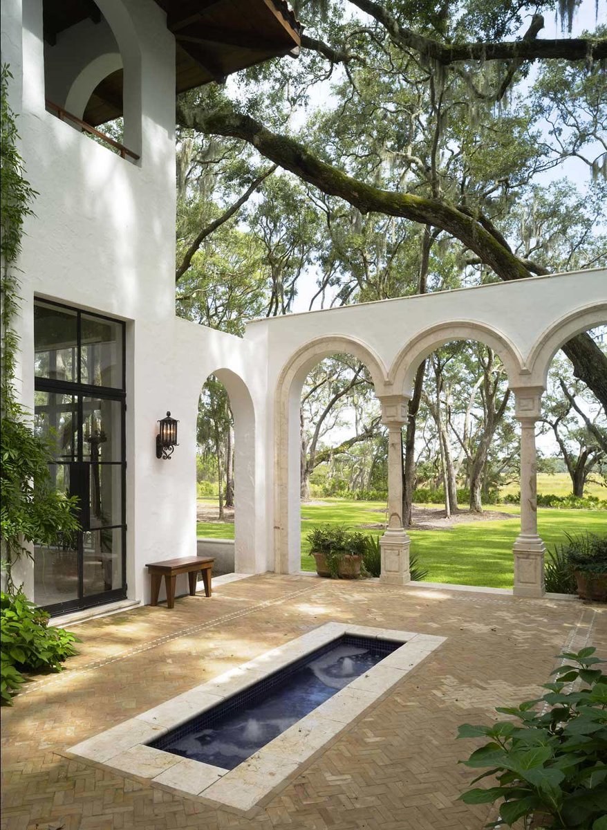 Патио в испано-мавританском стиле