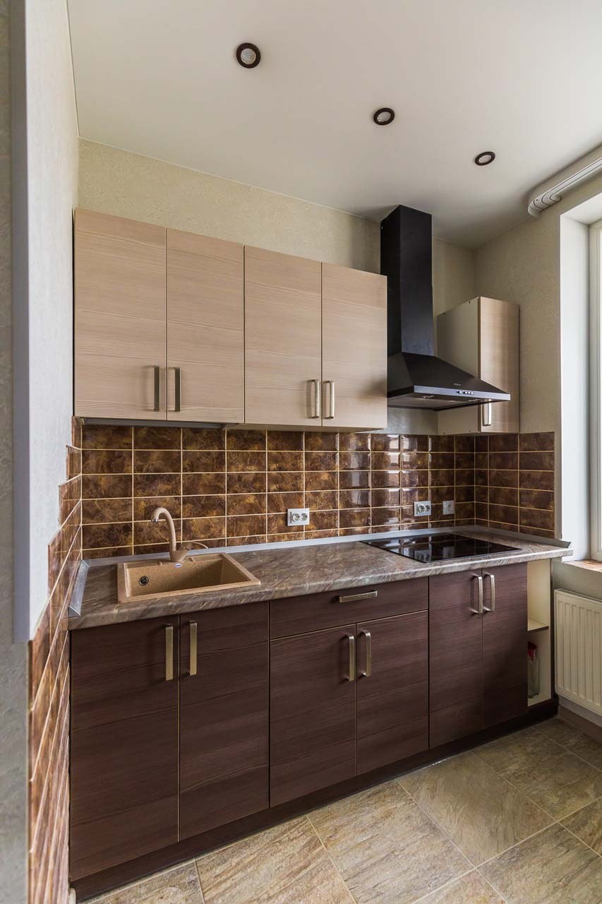 Кухня с коричневыми фасадами