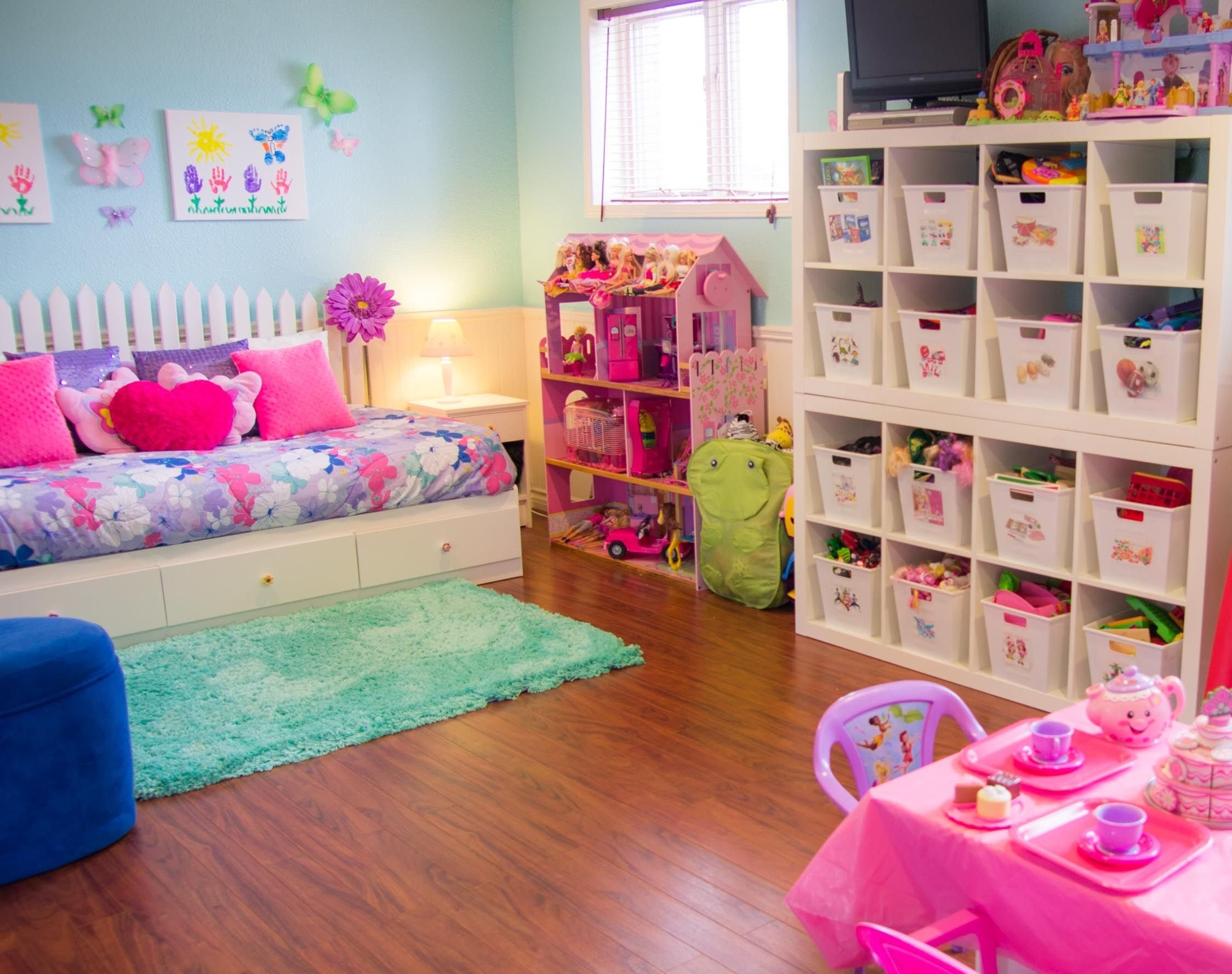 Bedroom toys. Порядок в детской комнате. Детская комната с игрушками. Игровая комната для девочек. Порядок в комнате ребенка.