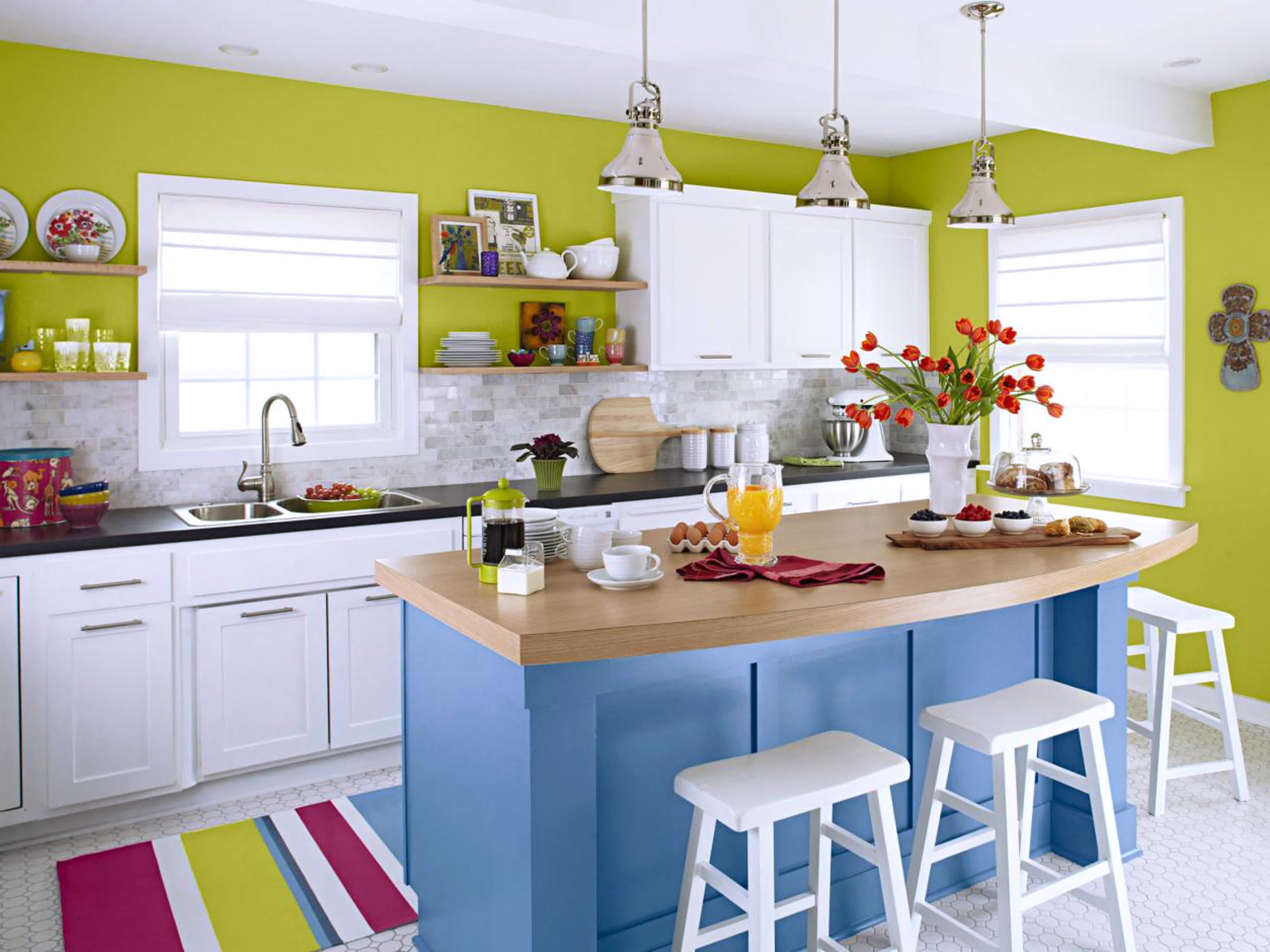 Красивые комната кухня. Кухонный интерьер. Яркая кухня. Кухни яркие цвета. Кухня в ярких цветах.