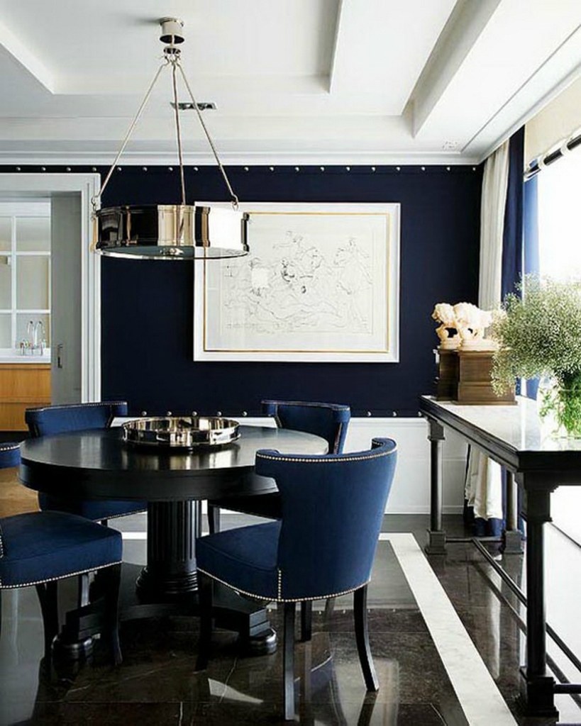 белая кухня с синими стульями
