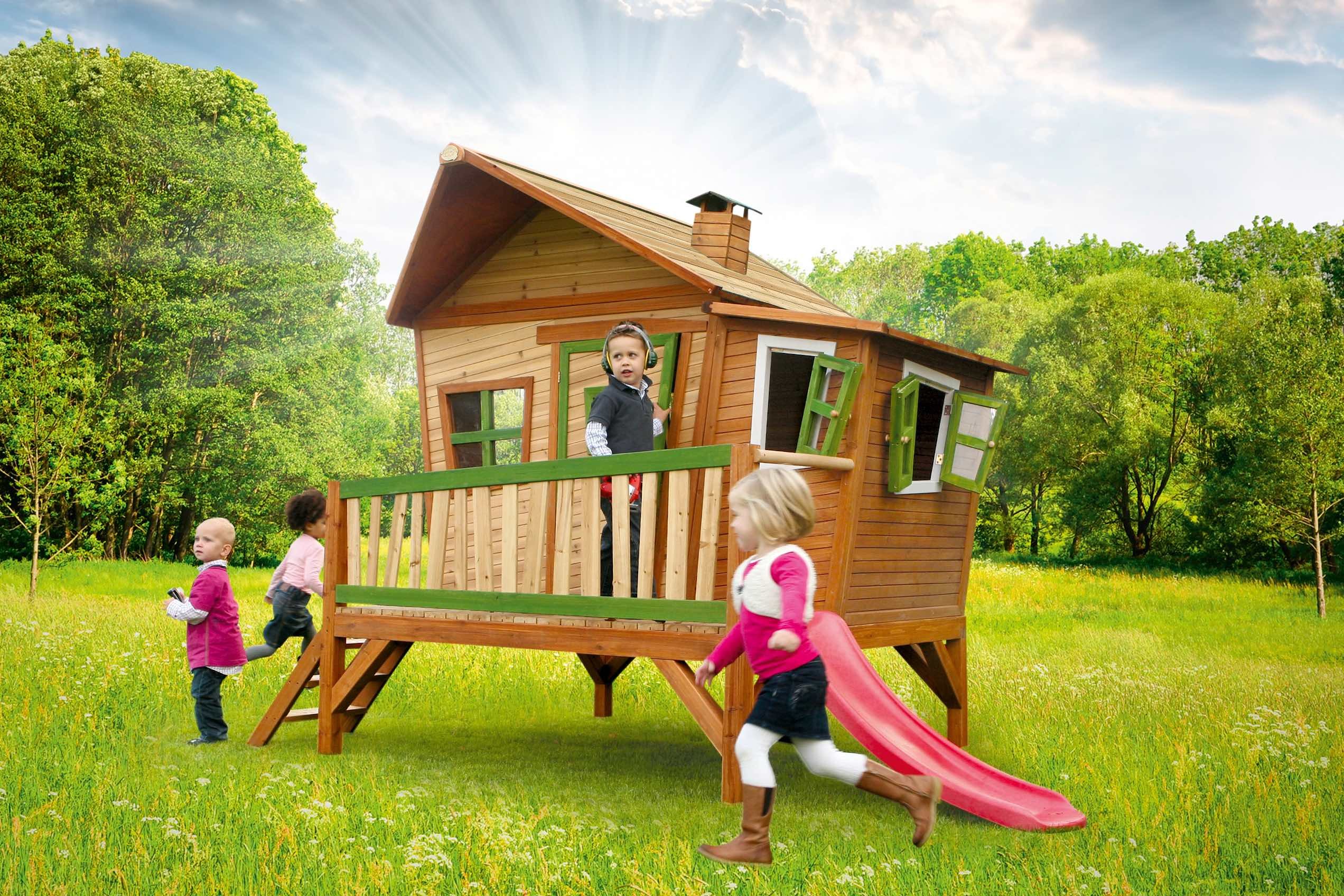 Стоят три дома деревянный. Домик для детей в саду. Детский домик для дачи. Детский домик игровой для дачи. Детский домик для дачи из дерева.