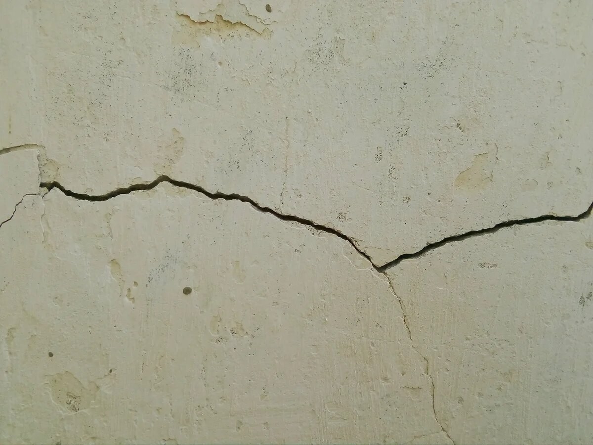 Ремонт трещин в стенах