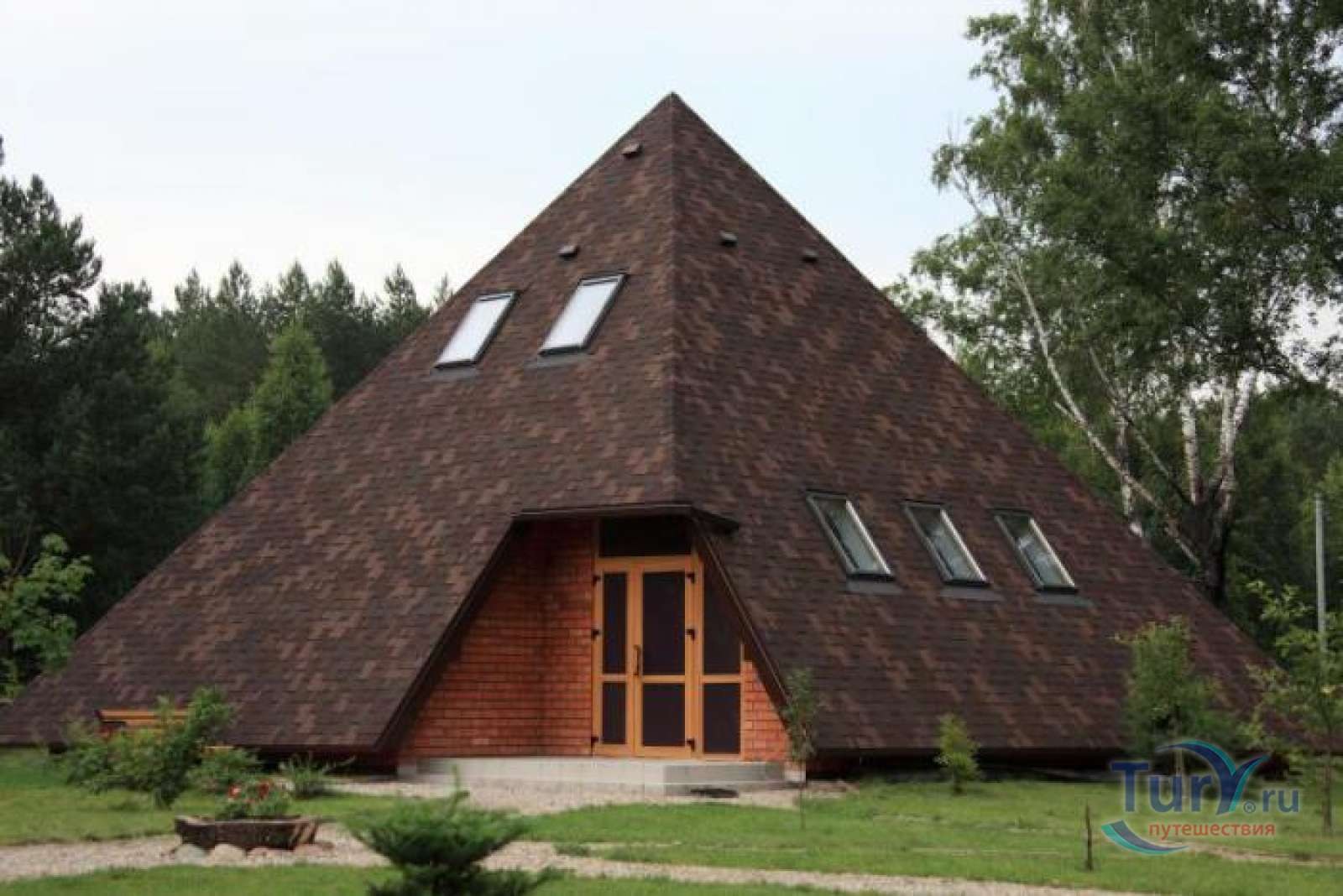 Дом с крышей на 4 стороны. Пирамида дом. Треугольная крыша. Дом с треугольной крышей. Дом в виде пирамиды.