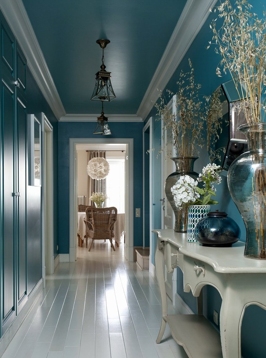 Бирюзовые стены в коридоре
