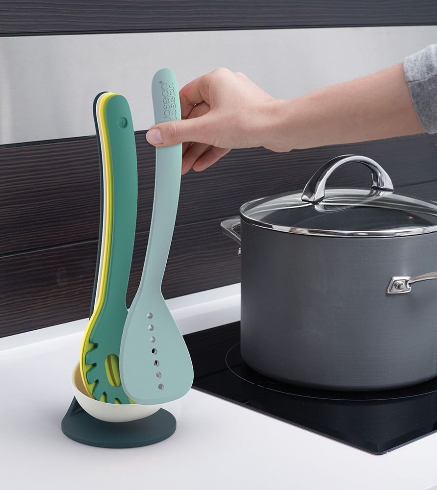 Большая современная кухня с барной стойкой