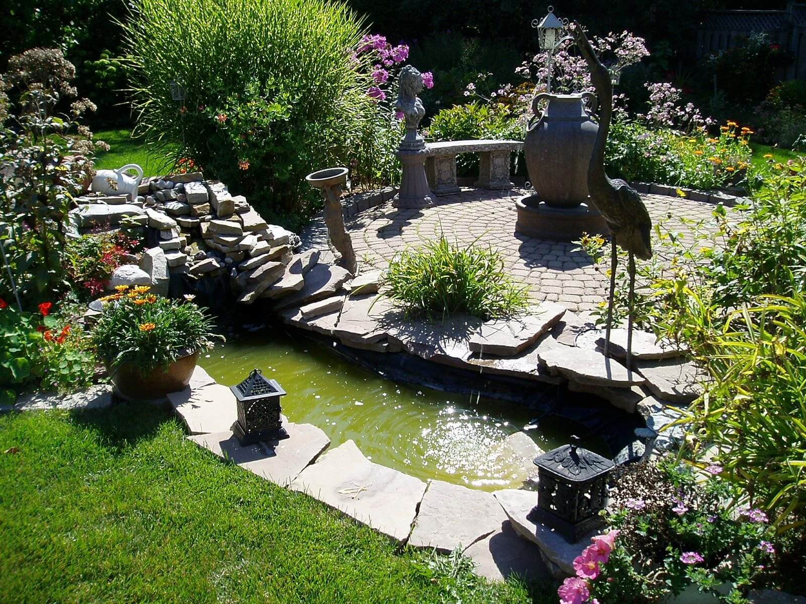 Интересная сады. Прудик фонтанчик в саду. Красивый пруд во дворе. Дизайн сада своими руками. Фен шуй на садовом участке.