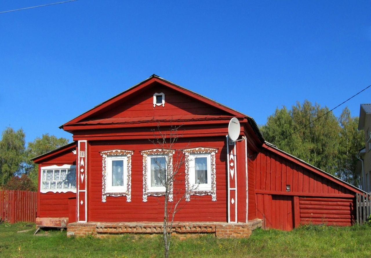 Дома в деревне под москвой. Деревенский дом. Сельские дома. Красный деревянный дом. Домик в деревне.