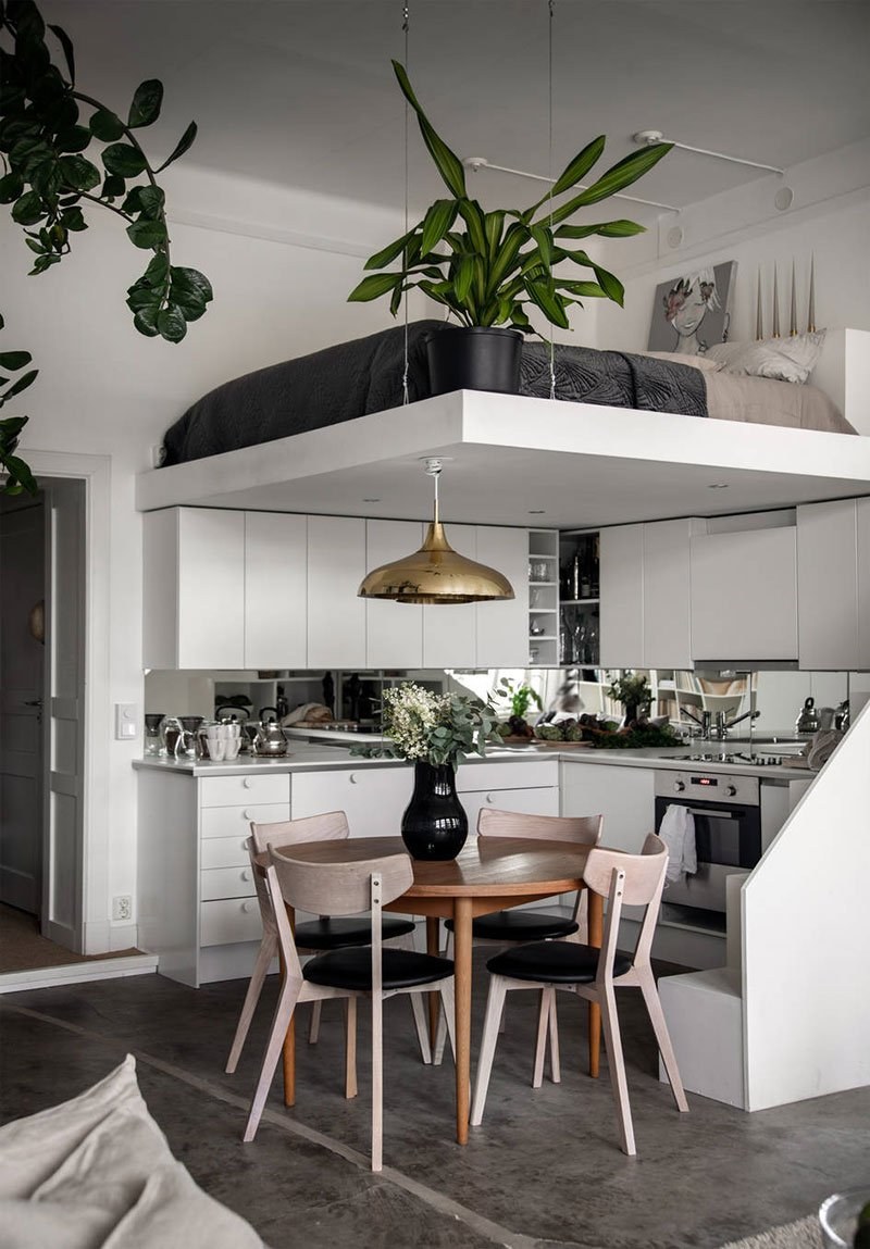 Кухня с высокими полками