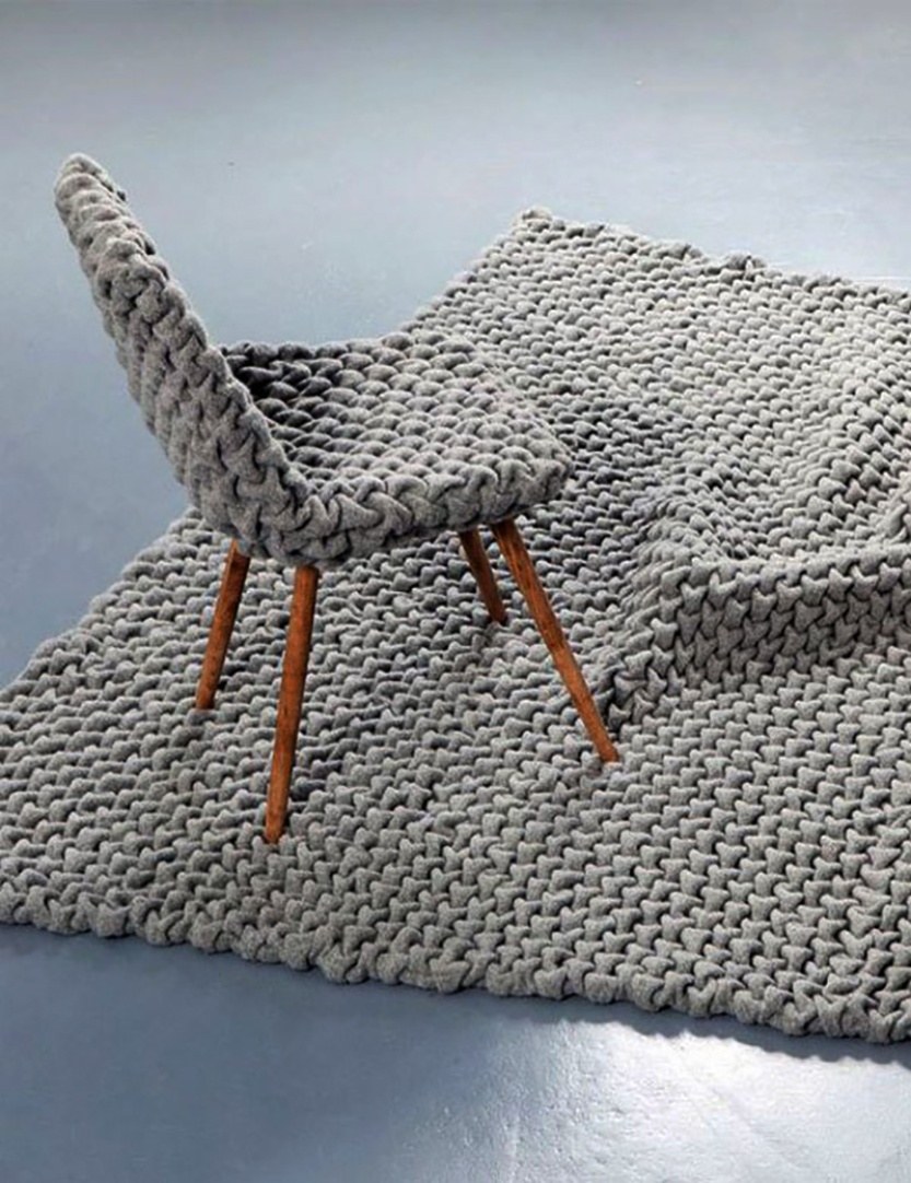 Стильные вязаные коврики на стулья