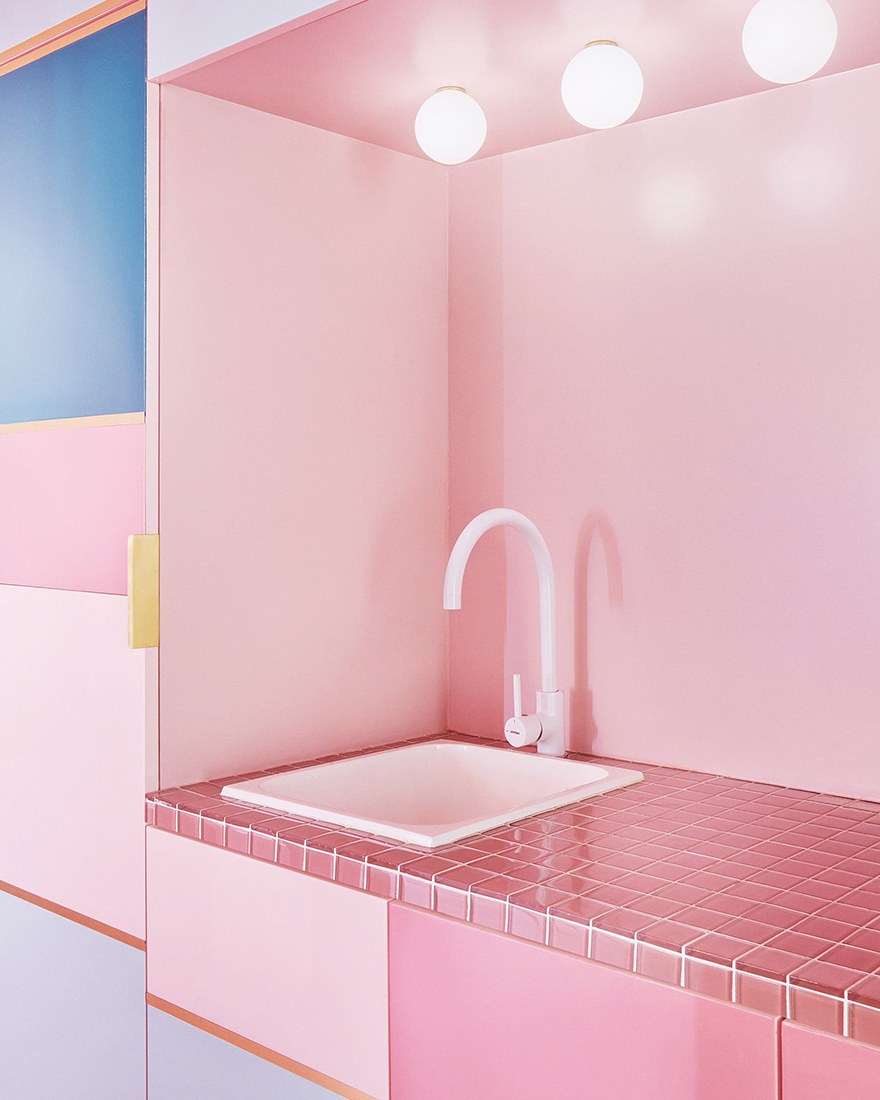 Розовый металлический профиль в интерьере